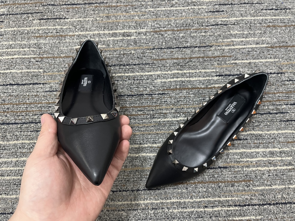 Women 𝑉*𝐴𝐿𝐸𝑁𝑇𝐼𝑁𝑂 Top Sneakers