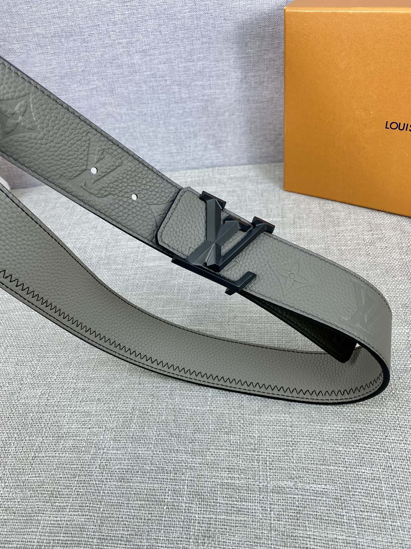 L*ouis V*uitton Belts Top Version