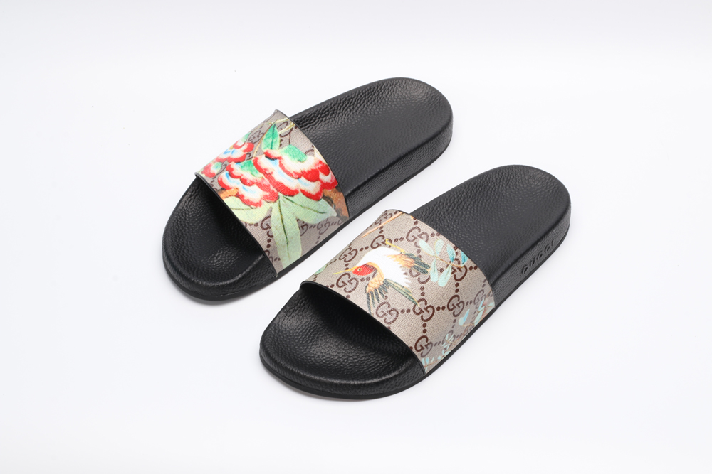 G*cci Sandals
