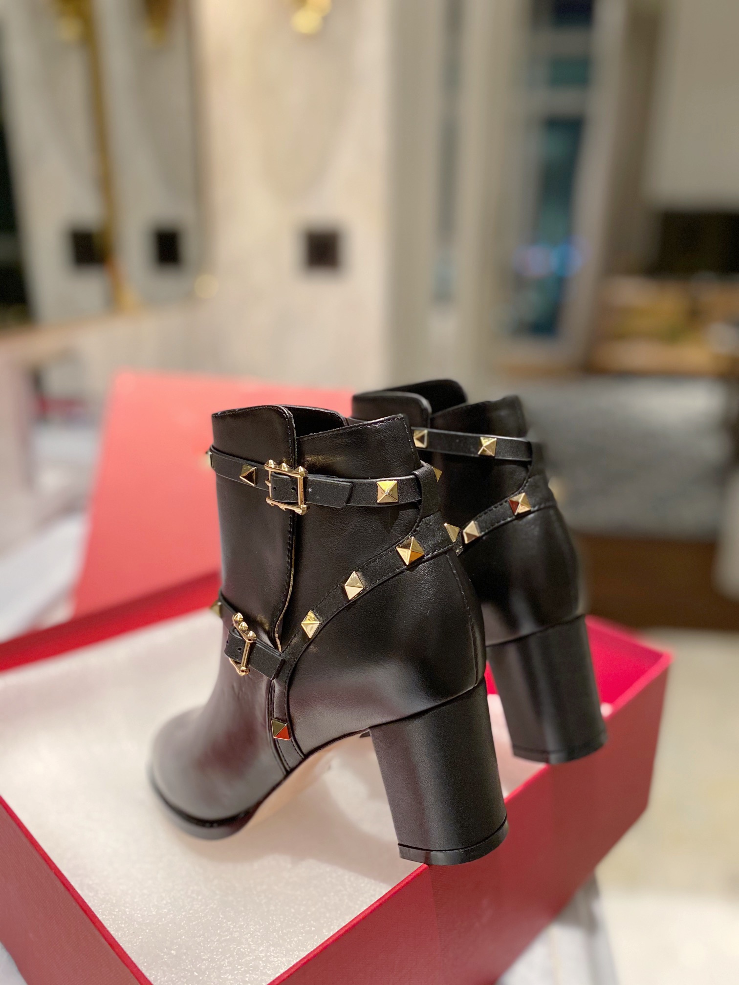 Women 𝑉*𝐴𝐿𝐸𝑁𝑇𝐼𝑁𝑂 Top Sneakers