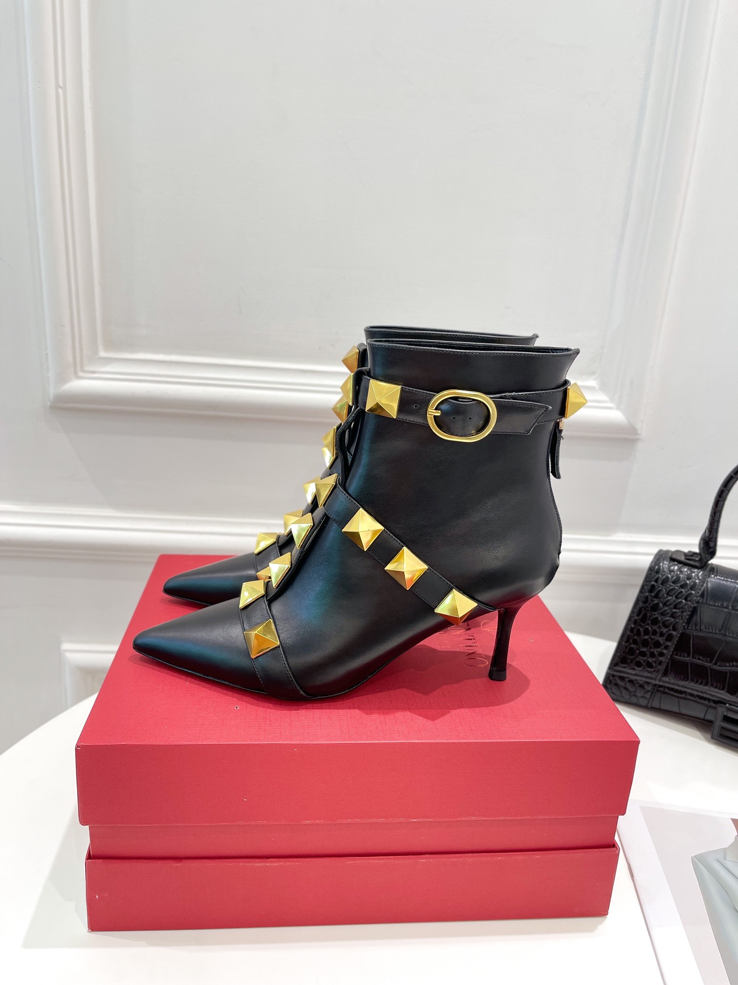 Women 𝑉*𝐴𝐿𝐸𝑁𝑇𝐼𝑁𝑂 Top Sneakers