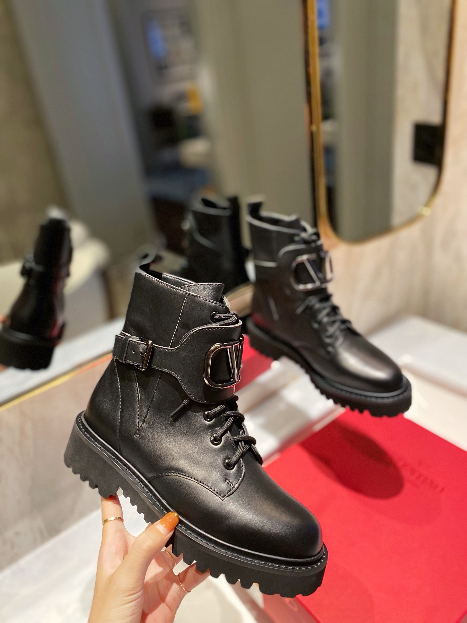 Women 𝑉*𝐴𝐿𝐸𝑁𝑇𝐼𝑁𝑂 Top Sneakers