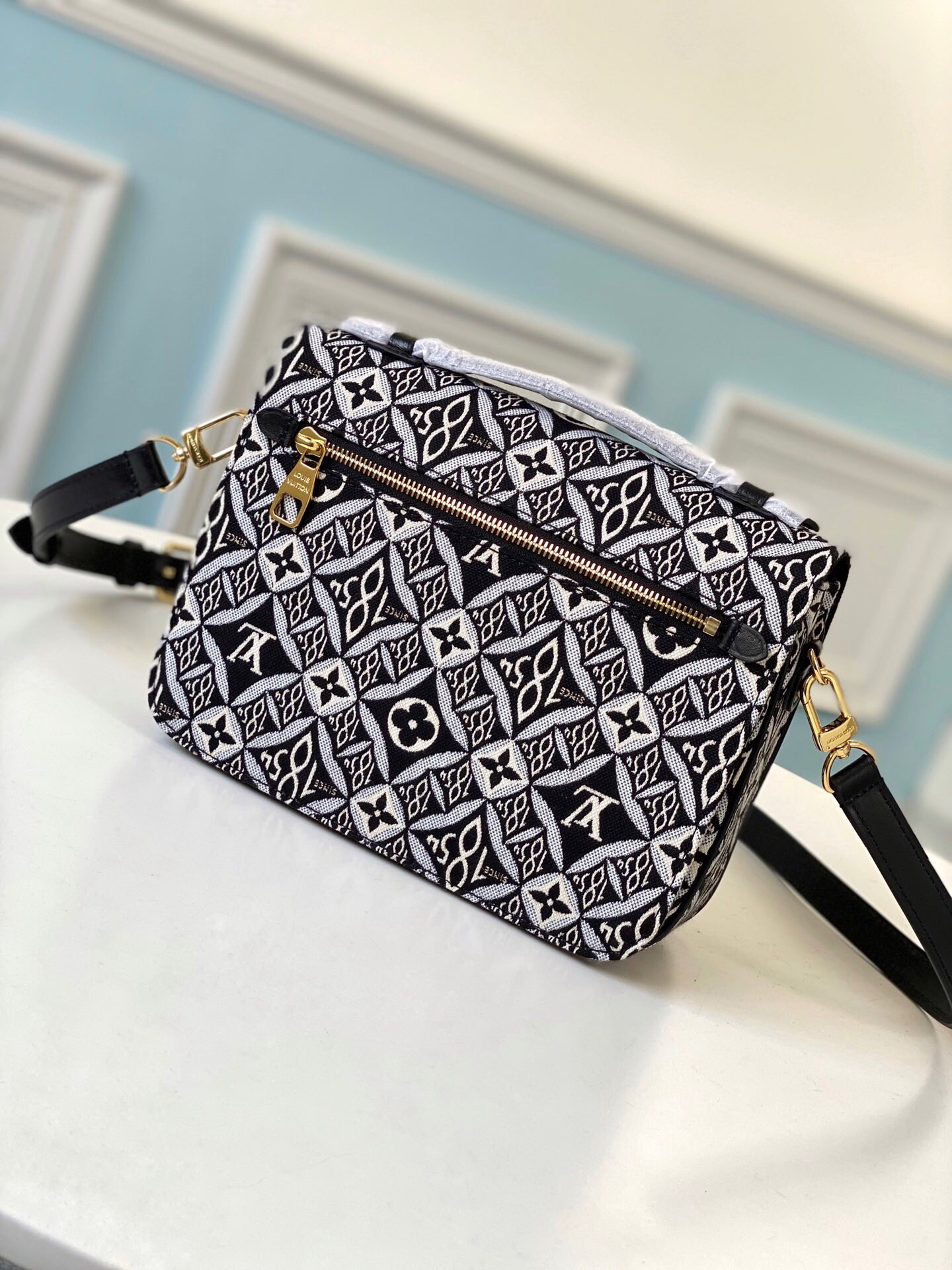 L*ouis V*uitton Top Bag 25 x 19 x 7 cm