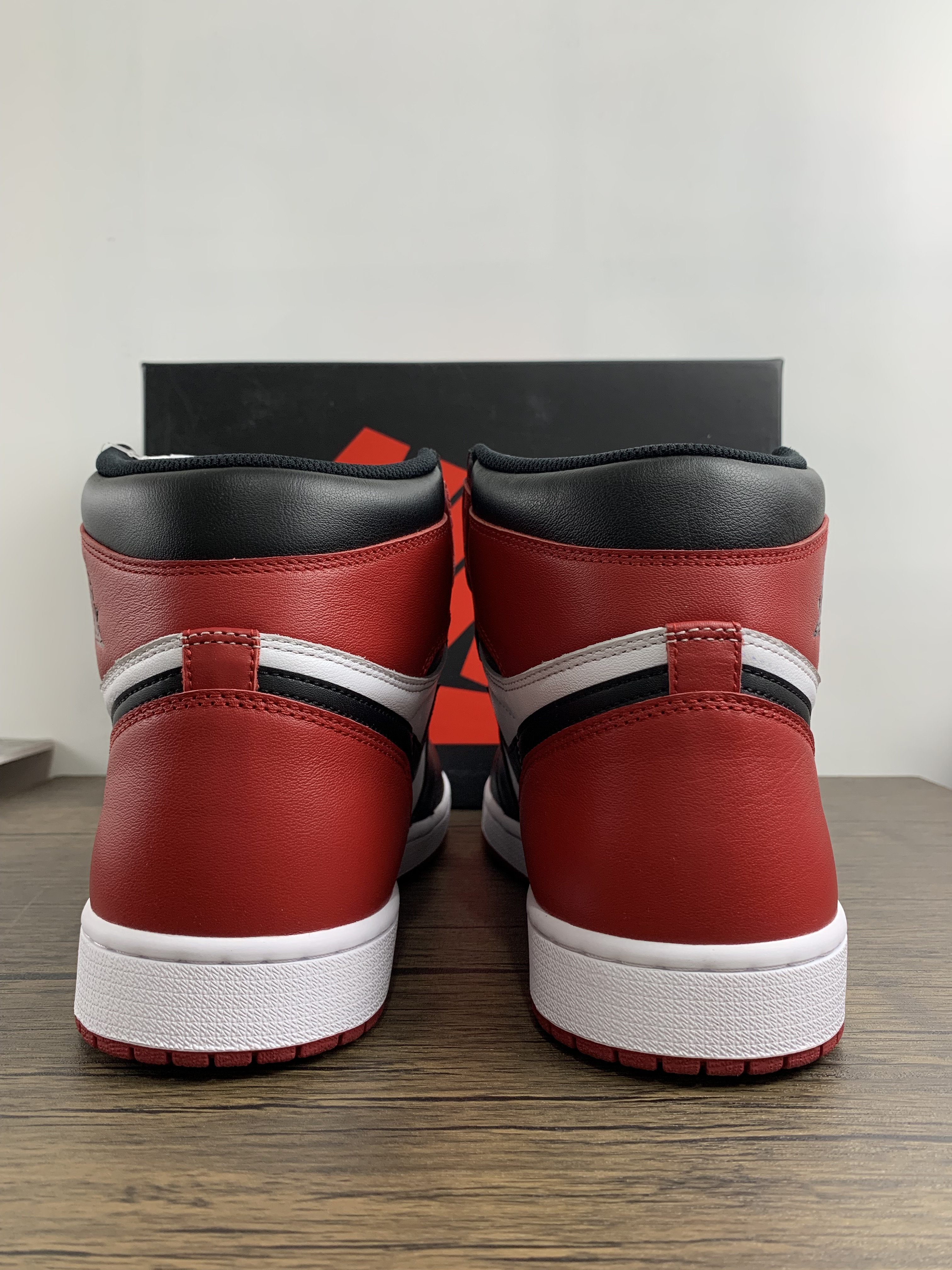 Air Jordan 1 Black Toe 555088-125