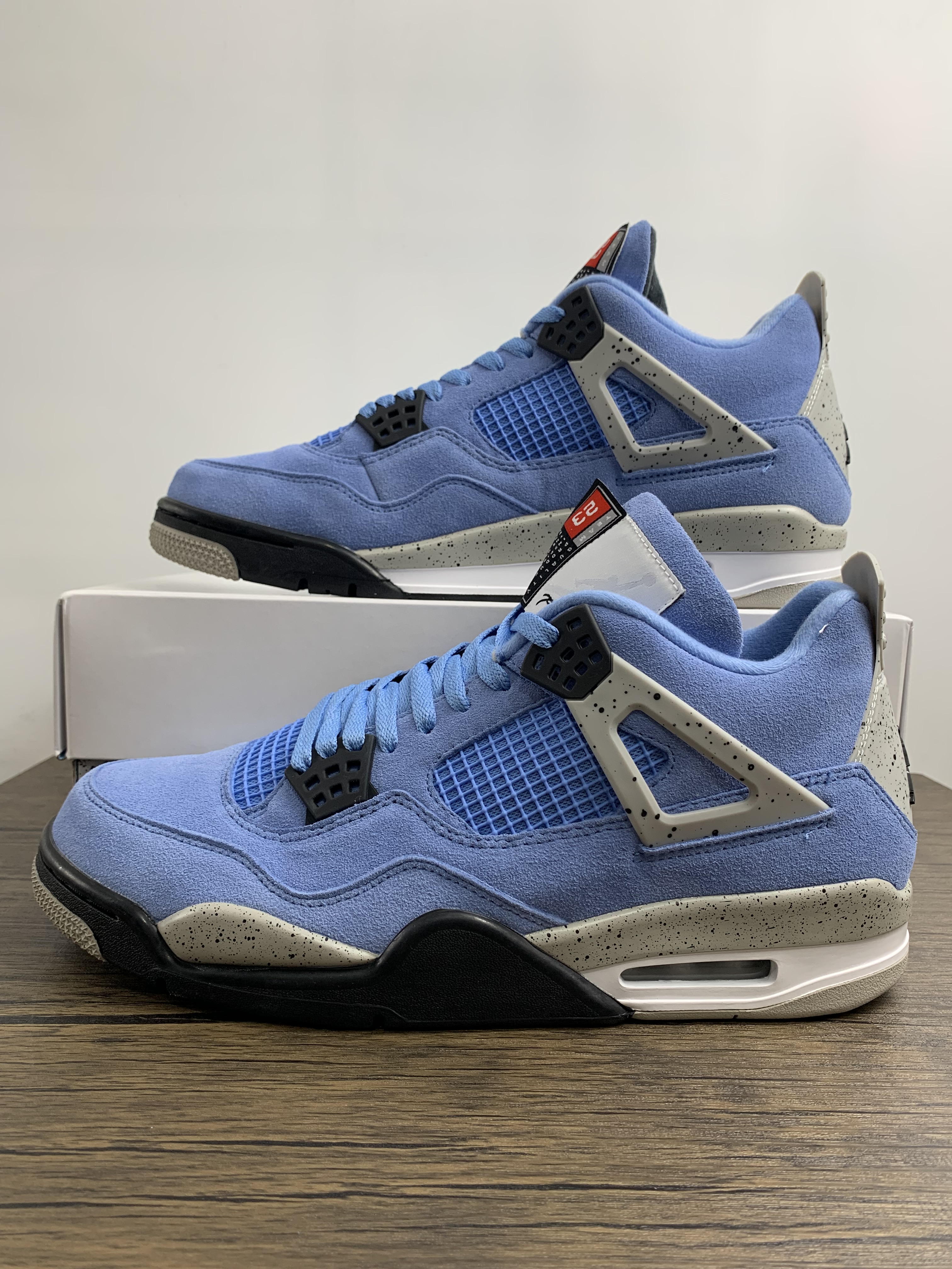 Air Jordan 4 Retro “University Blue”