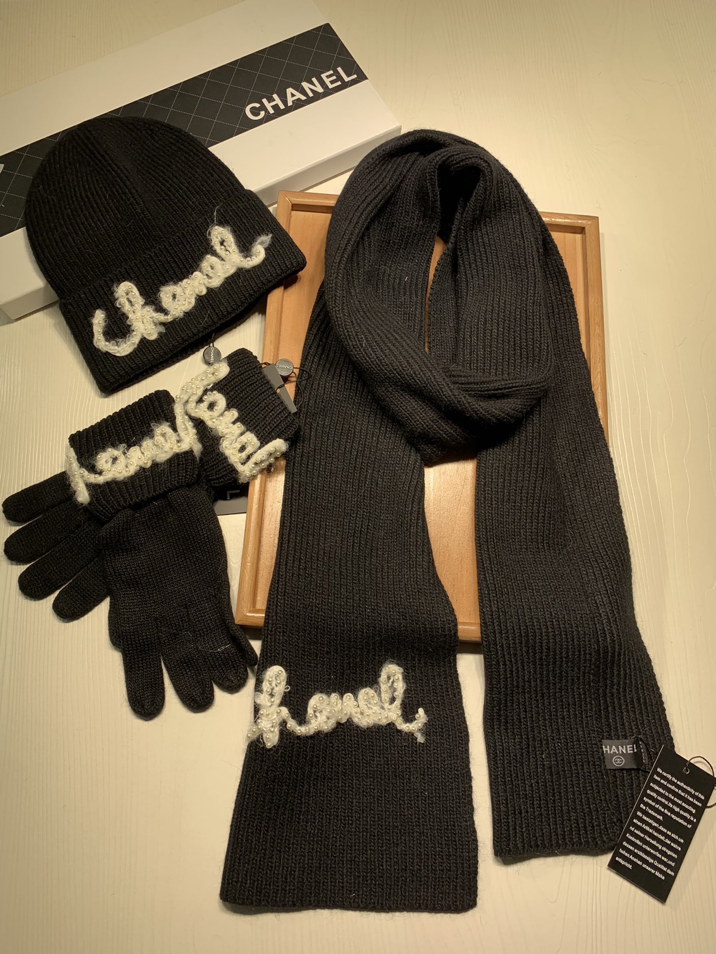 Women Men Hat+Gloves+The scarf C*hanel