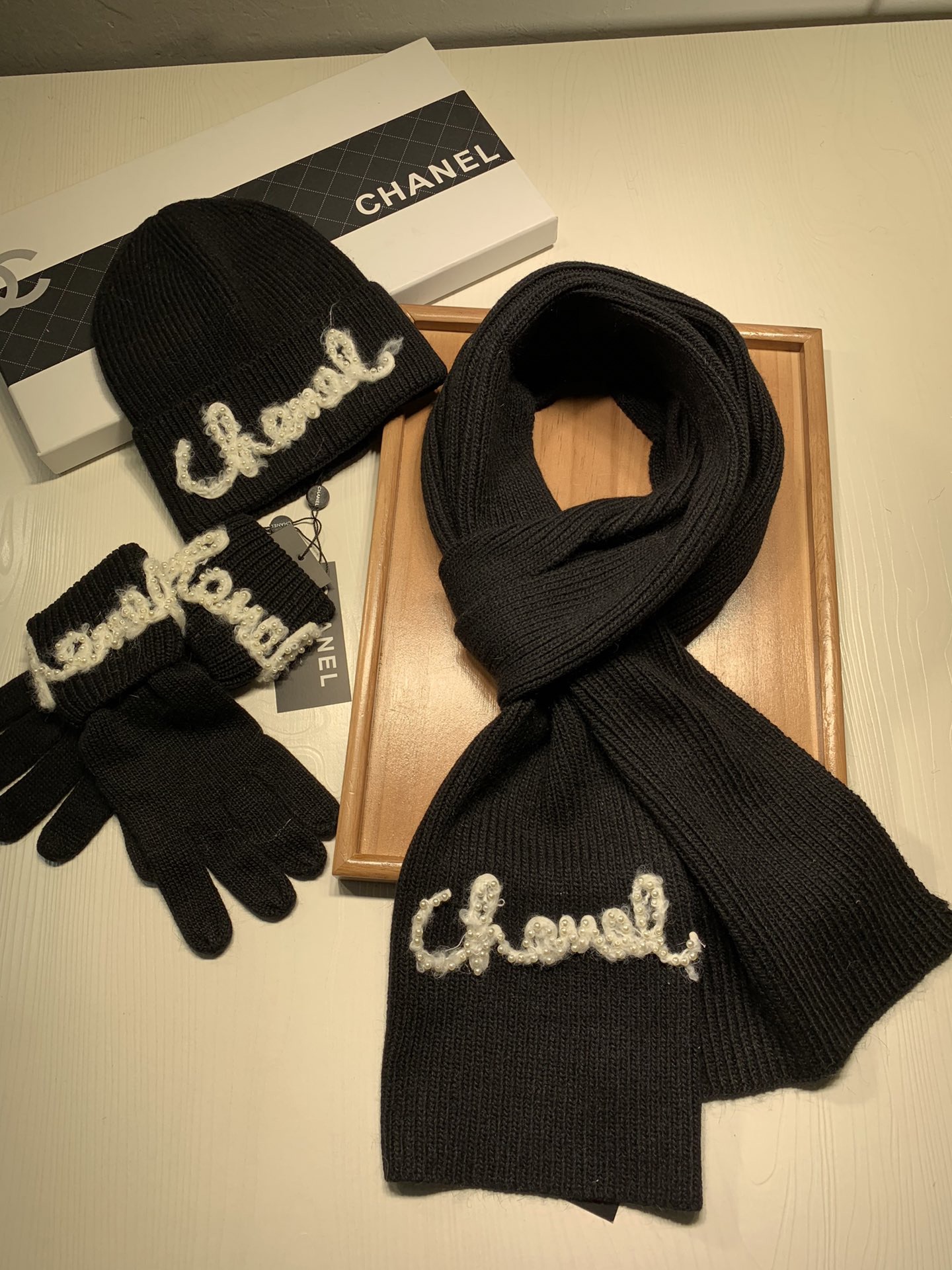 Women Men Hat+Gloves+The scarf C*hanel