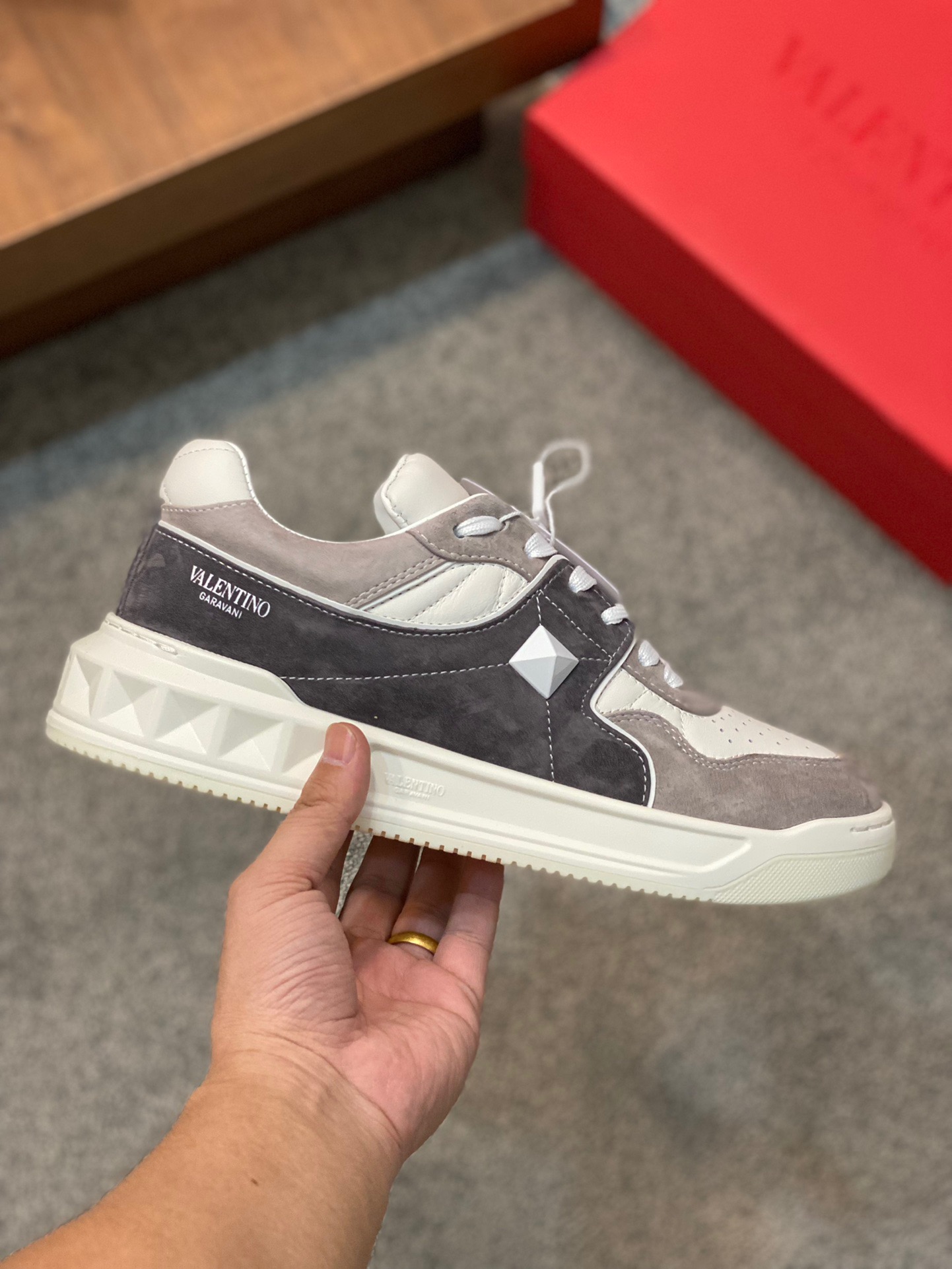 Men Women 𝑉*𝐴𝐿𝐸𝑁𝑇𝐼𝑁𝑂 Top Sneaker