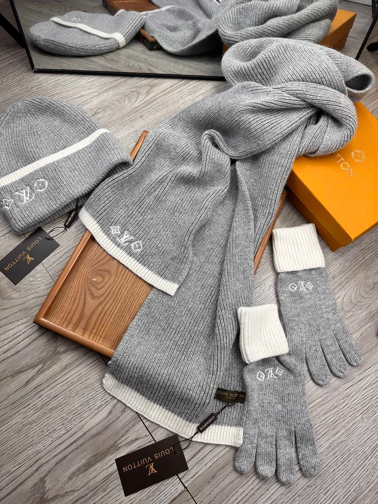Women Men Hat+Gloves+The scarf L*V