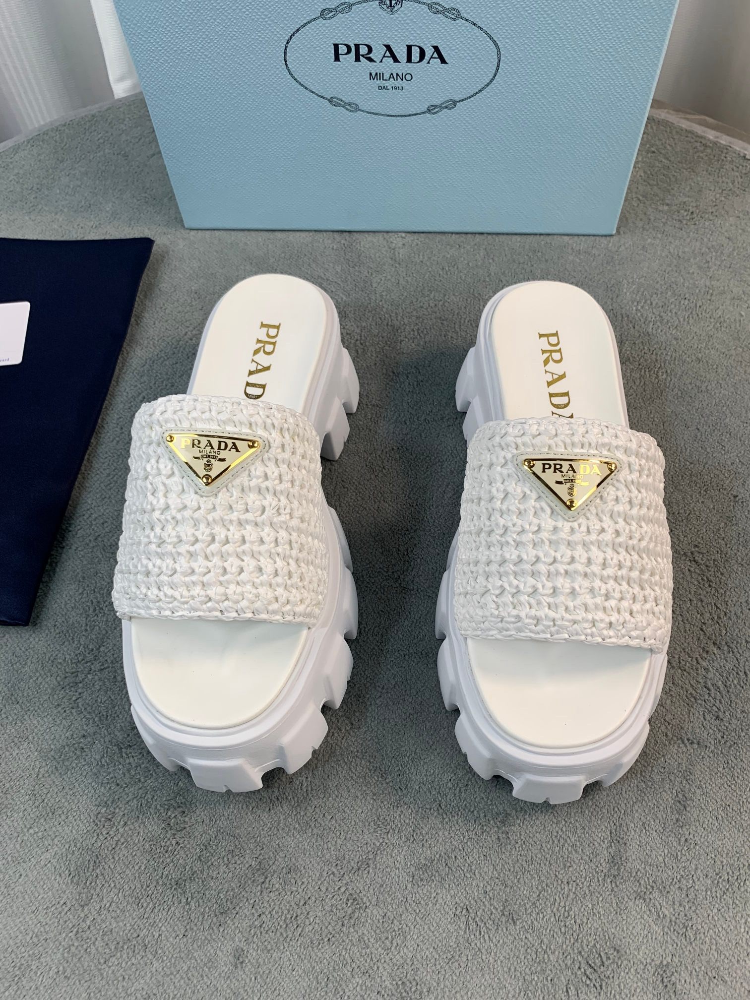 Women Top Quality P*rada shoes