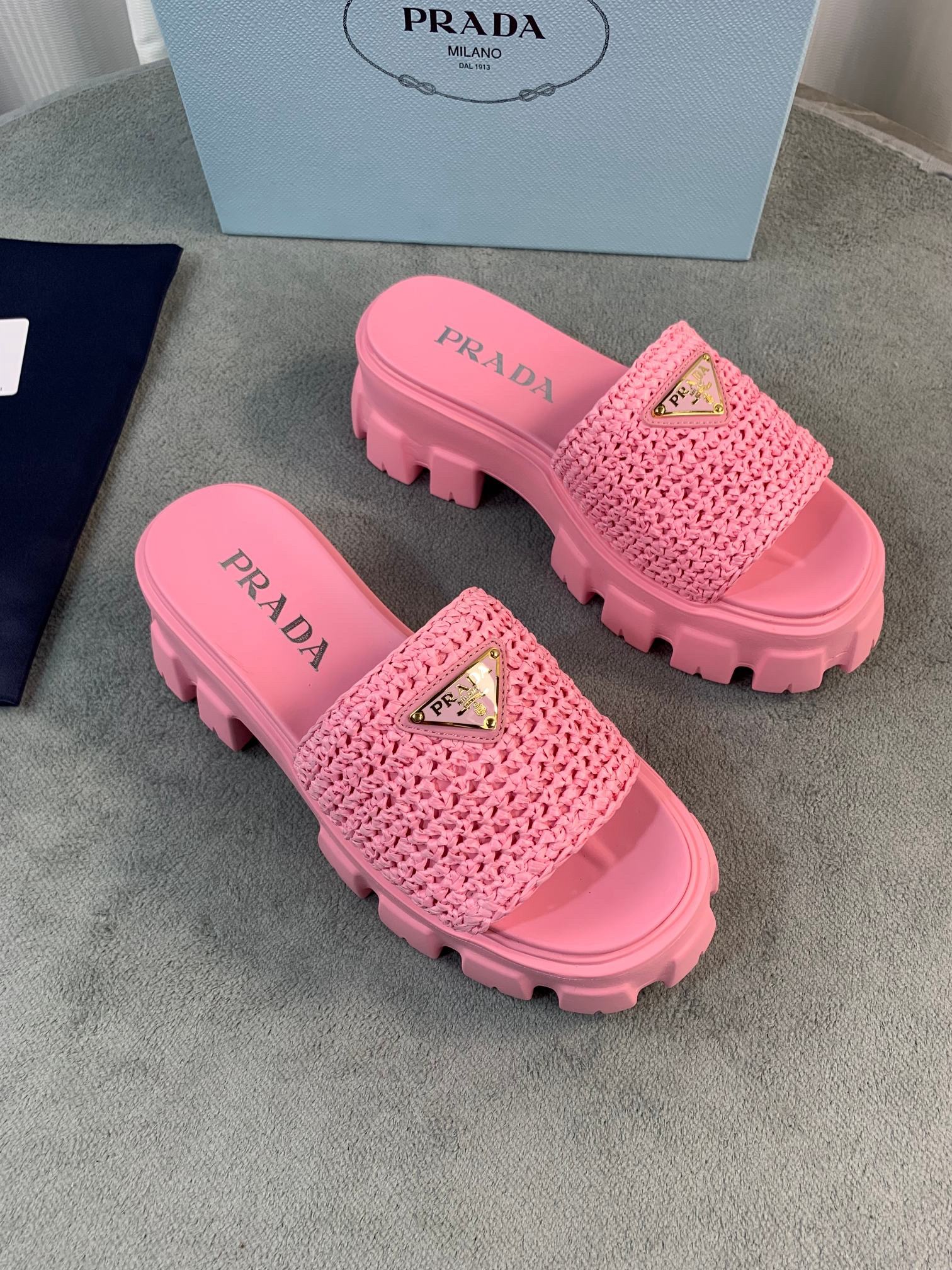 Women Top Quality P*rada shoes